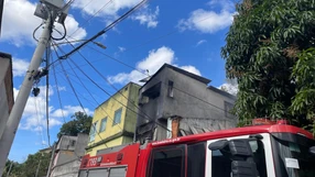 Imóvel com cinco quitinetes pega fogo em Cariacica após criança queimar colchão