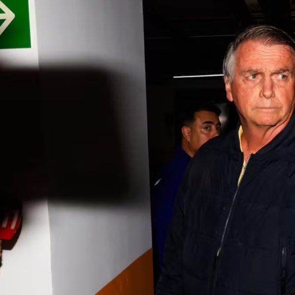 Moraes decreta prisão domiciliar de Jair Bolsonaro por descumprimento de medida cautelar
