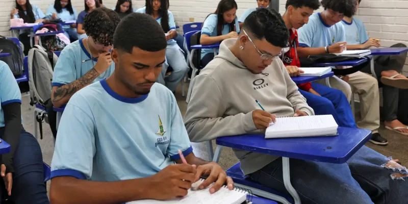 MEC orienta escolas na escolha de livros didáticos para o ensino médio