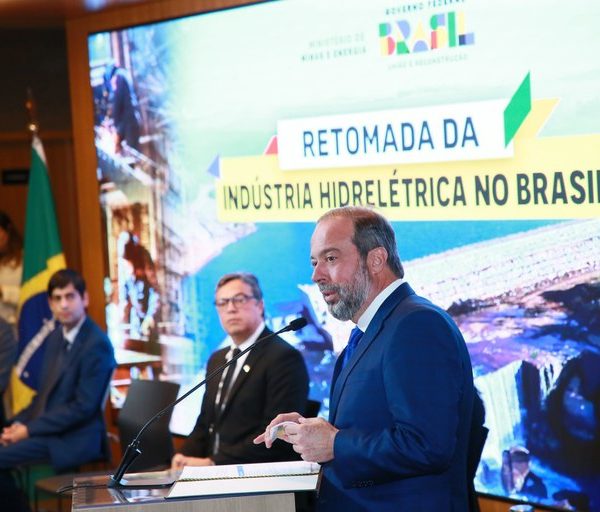 Brasil supera marco de 1,34 milhão de novos empregos com carteira assinada em 2025