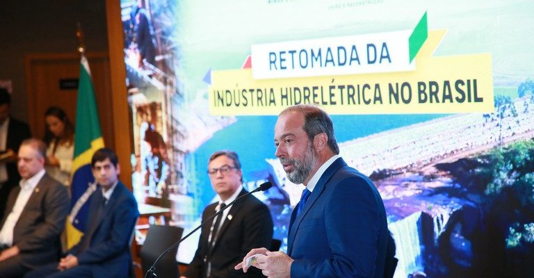 Brasil supera marco de 1,34 milhão de novos empregos com carteira assinada em 2025