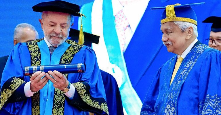 “Esse diploma não é do Lula. É de 215 milhões de brasileiros”, diz presidente ao receber homenagem na Universidade Nacional da Malásia