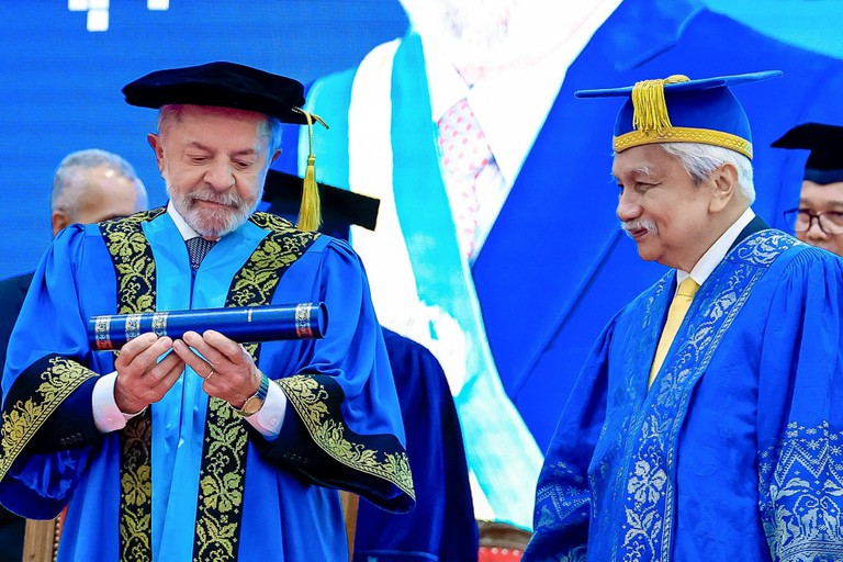“Esse diploma não é do Lula. É de 215 milhões de brasileiros”, diz presidente ao receber homenagem na Universidade Nacional da Malásia