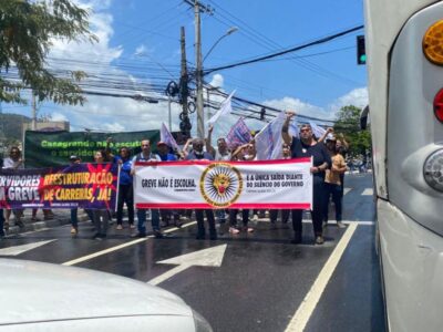Servidores públicos fazem protesto no Centro de Vitória