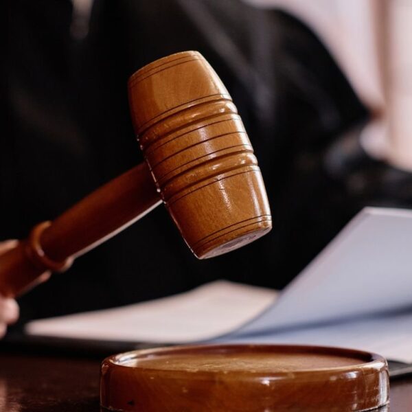 Justiça manda vereador apagar vídeo com fake news sobre habitação em Vitória