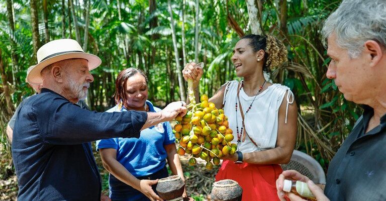 “É preciso financiar as pessoas que moram na floresta”, diz Lula no Assentamento Agroextrativista Ilha Grande