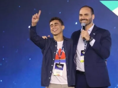 Eduardo divulga post acusando Nikolas de querer se livrar de Bolsonaro