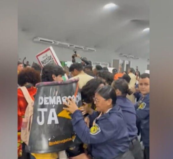 COP 30: manifestantes tentam invadir área da ONU e espaço é isolado após tumulto; veja vídeo