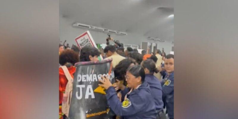 COP 30: manifestantes tentam invadir área da ONU e espaço é isolado após tumulto; veja vídeo