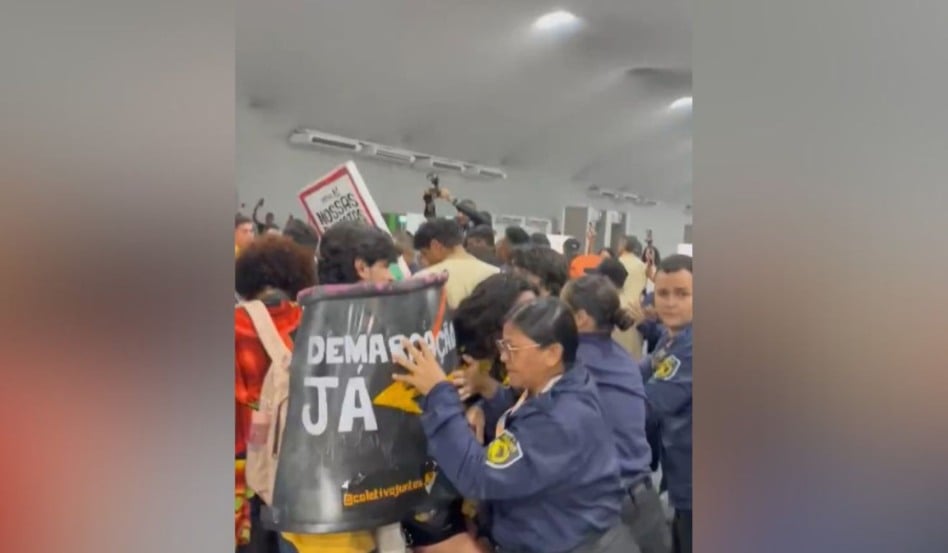 COP 30: manifestantes tentam invadir área da ONU e espaço é isolado após tumulto; veja vídeo