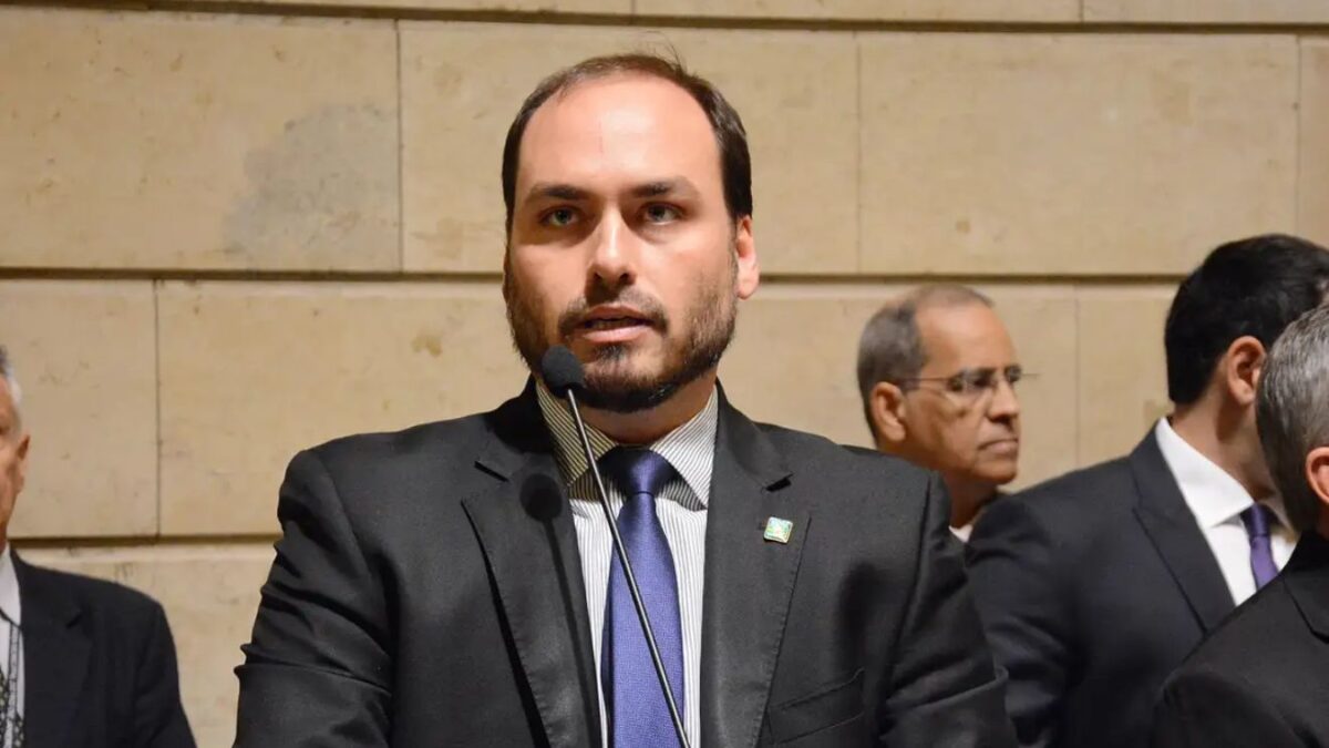 Defesa de Bolsonaro pede autorização para visitas de seus filhos e Michelle após prisão