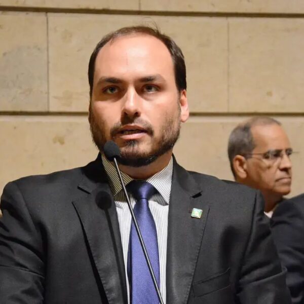 Defesa de Bolsonaro pede autorização para visitas de seus filhos e Michelle após prisão