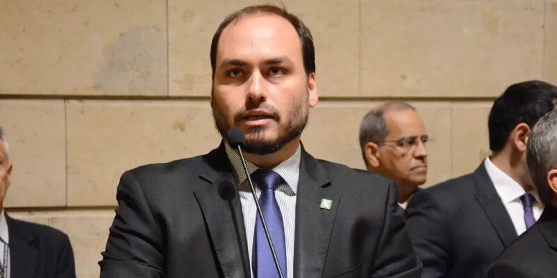 Defesa de Bolsonaro pede autorização para visitas de seus filhos e Michelle após prisão