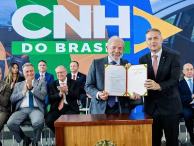 “É dinheiro que vai sobrar para levar mais comida para casa”, diz Lula durante anúncio da nova CNH do Brasil