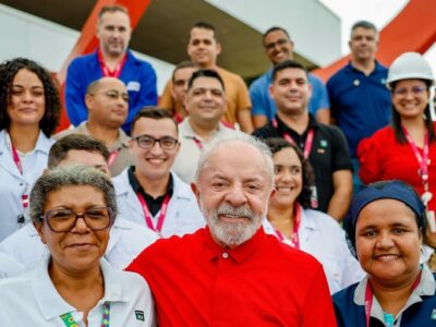 O Brasil vai se transformar numa potência na produção de remédios”, diz Lula em visita à fábrica do Aché