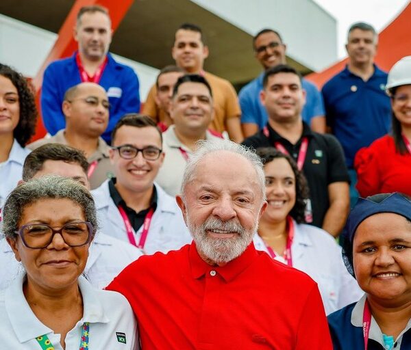 O Brasil vai se transformar numa potência na produção de remédios”, diz Lula em visita à fábrica do Aché