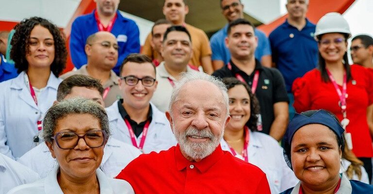O Brasil vai se transformar numa potência na produção de remédios”, diz Lula em visita à fábrica do Aché