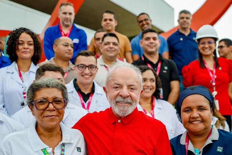 O Brasil vai se transformar numa potência na produção de remédios”, diz Lula em visita à fábrica do Aché