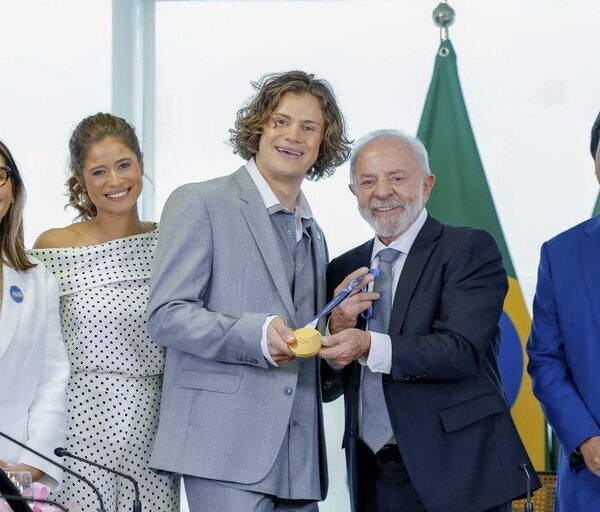 Você merece a consideração do governo e da sociedade brasileira”, diz Lula, ao receber o campeão olímpico Lucas Pinheiro