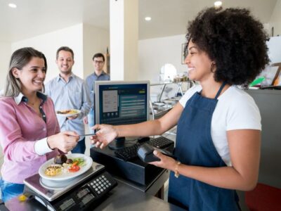 Redução da jornada de trabalho teria custo similar ao de reajustes históricos do salário mínimo, aponta Ipea