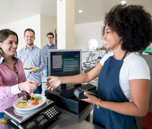 Redução da jornada de trabalho teria custo similar ao de reajustes históricos do salário mínimo, aponta Ipea