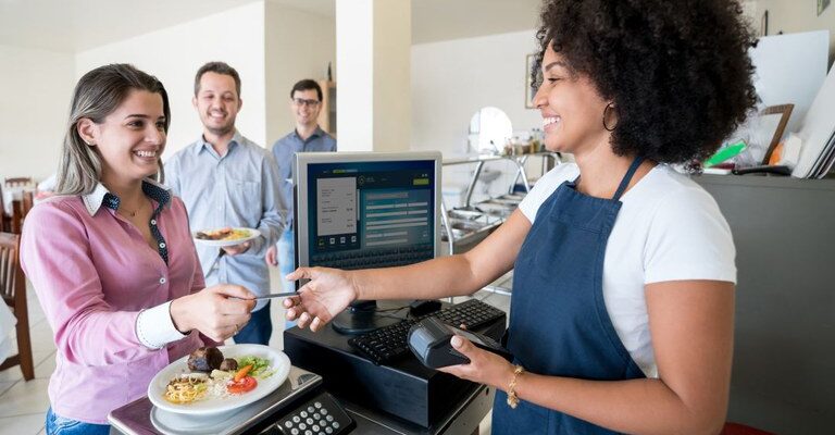 Redução da jornada de trabalho teria custo similar ao de reajustes históricos do salário mínimo, aponta Ipea