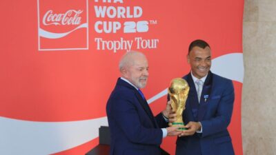 Presidente defende a valorização do futebol feminino durante cerimônia do Tour da Taça da Copa do Mundo