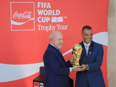 Presidente defende a valorização do futebol feminino durante cerimônia do Tour da Taça da Copa do Mundo