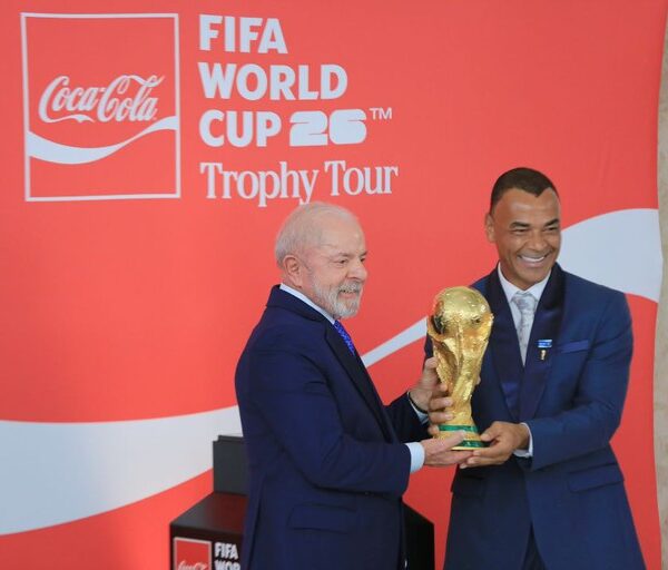 Presidente defende a valorização do futebol feminino durante cerimônia do Tour da Taça da Copa do Mundo