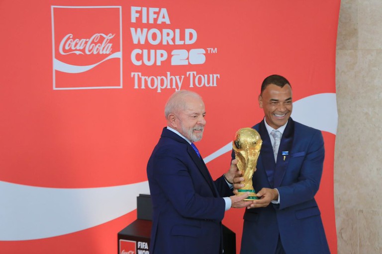 Presidente defende a valorização do futebol feminino durante cerimônia do Tour da Taça da Copa do Mundo