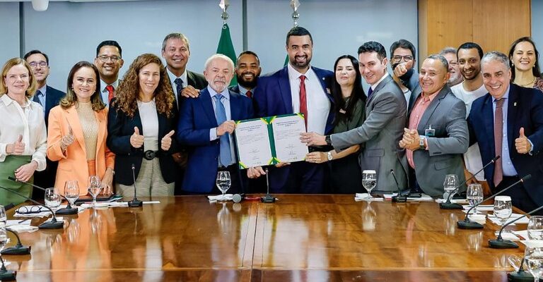 Em ato, Lula dá início à regularização fundiária para famílias de Teresópolis (RJ)