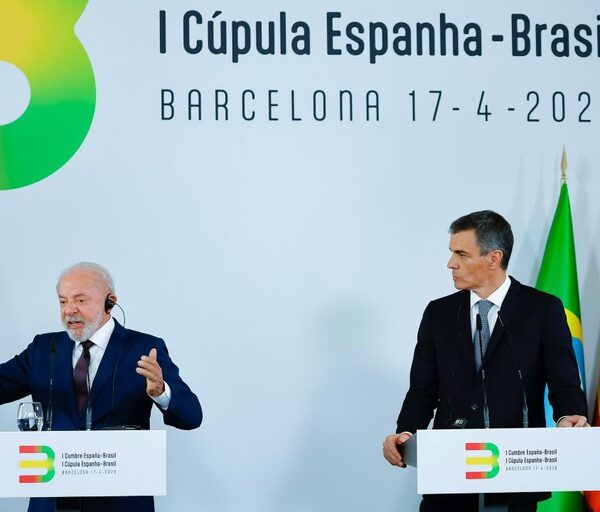 Lula e Pedro Sánchez defendem, em Barcelona, a importância da regulamentação das redes sociais