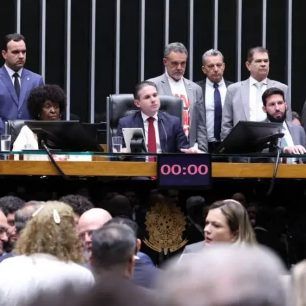 Câmara aprova PEC que acaba com escala 6×1 e reduz jornada para 40 horas