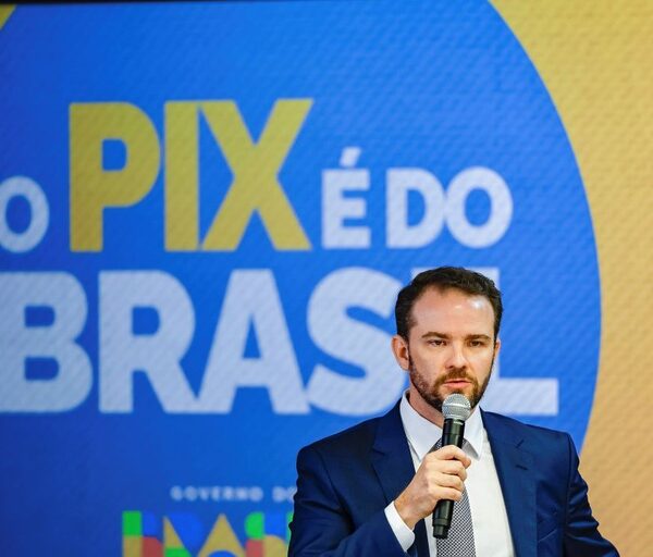 Dario Durigan faz balanço da economia e ressalta que o Brasil de hoje paga menos tributo