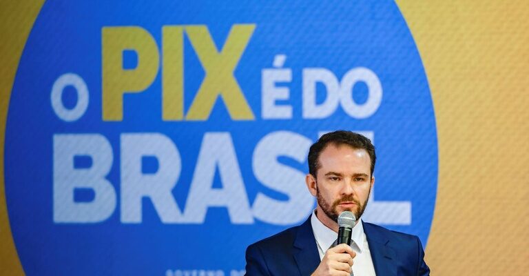 Dario Durigan faz balanço da economia e ressalta que o Brasil de hoje paga menos tributo