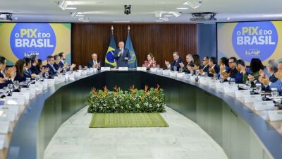 Em reunião ministerial, Lula defende soberania do Brasil e sequência de diálogo com os EUA