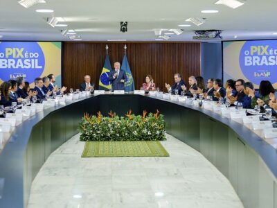 Em reunião ministerial, Lula defende soberania do Brasil e sequência de diálogo com os EUA Em reunião ministerial, Lula defende soberania do Brasil e sequência de diálogo com os EUA