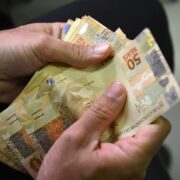 Com recorde histórico, renda média mensal da população brasileira foi de R$ 3.367 em 2025