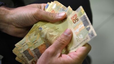 Com recorde histórico, renda média mensal da população brasileira foi de R$ 3.367 em 2025