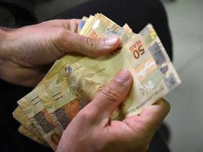 Com recorde histórico, renda média mensal da população brasileira foi de R$ 3.367 em 2025
