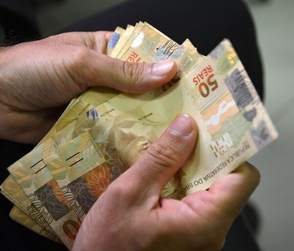 Com recorde histórico, renda média mensal da população brasileira foi de R$ 3.367 em 2025