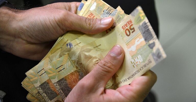 Com recorde histórico, renda média mensal da população brasileira foi de R$ 3.367 em 2025