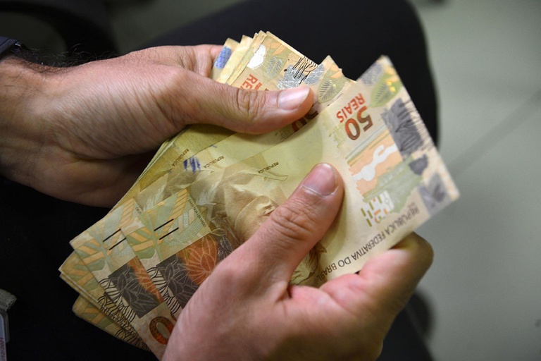 Com recorde histórico, renda média mensal da população brasileira foi de R$ 3.367 em 2025