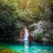 Maior quilombo do Brasil abriga cachoeira com poço azul-turquesa e atrai viajantes Maior quilombo do Brasil abriga cachoeira com poço azul-turquesa e atrai viajantes