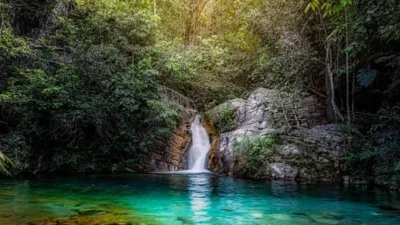 Maior quilombo do Brasil abriga cachoeira com poço azul-turquesa e atrai viajantes Maior quilombo do Brasil abriga cachoeira com poço azul-turquesa e atrai viajantes