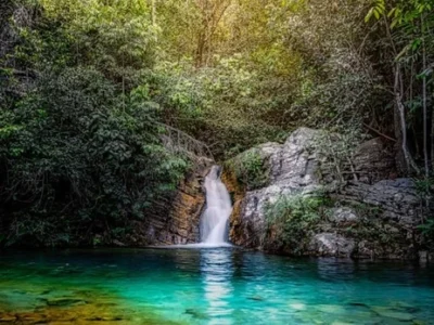Maior quilombo do Brasil abriga cachoeira com poço azul-turquesa e atrai viajantes Maior quilombo do Brasil abriga cachoeira com poço azul-turquesa e atrai viajantes
