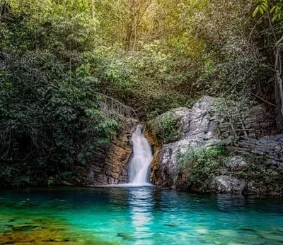 Maior quilombo do Brasil abriga cachoeira com poço azul-turquesa e atrai viajantes Maior quilombo do Brasil abriga cachoeira com poço azul-turquesa e atrai viajantes