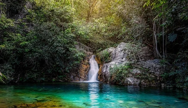 Maior quilombo do Brasil abriga cachoeira com poço azul-turquesa e atrai viajantes Maior quilombo do Brasil abriga cachoeira com poço azul-turquesa e atrai viajantes