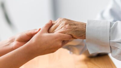 Filhos bem-sucedidos abandonam mãe com Alzheimer de 86 anos em Viana-ES