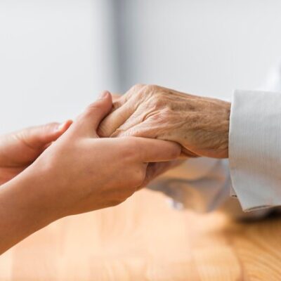 Filhos bem sucedidos abandonam mãe com Alzheimer de 87 anos em Viana-ES Filhos bem sucedidos abandonam mãe com Alzheimer de 87 anos em Viana-ES